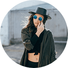 Creazione sito web per palestre ragazza con cappello e occhiali italy web marketing
